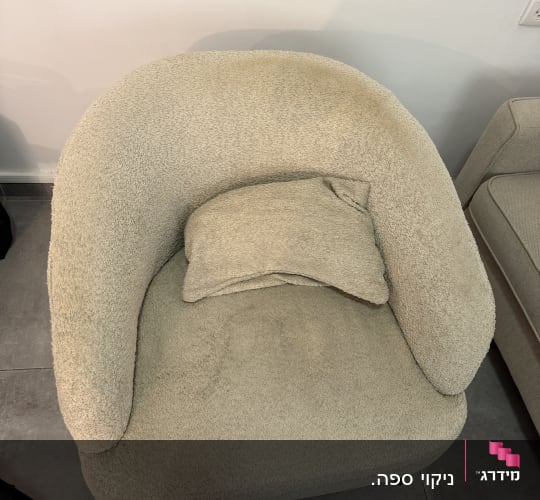 כיסא מרופד עם כרית על רצפה אפורה